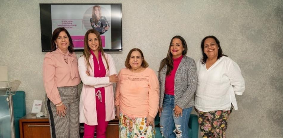 Elsy Fernández, la Dra. Mirna Santiago, Mirna Pimentel, la Sra. Mercy Rosario y Siddy Roque.