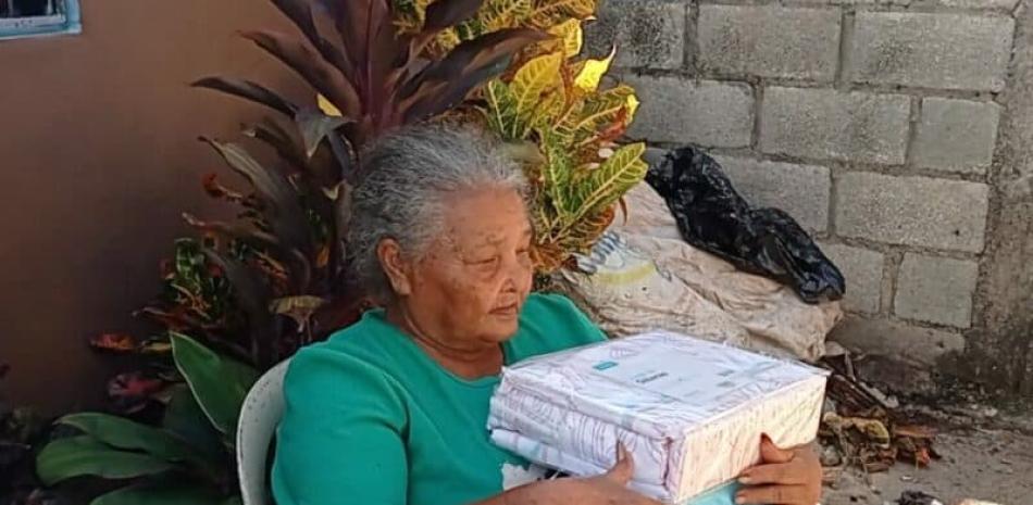 Doña Cristina Reyes recibió ayuda tras  perder su cama y otros efectos durante el paso del ciclón Fiona. /externa
