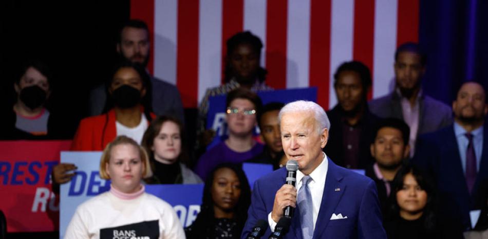 El presidente de los Estados Unidos, Joe Biden, habla en un evento del Comité Nacional Demócrata realizado ayer en el Teatro Howard, cuando faltan tres semanas para el día de las elecciones de medio término. afp/
