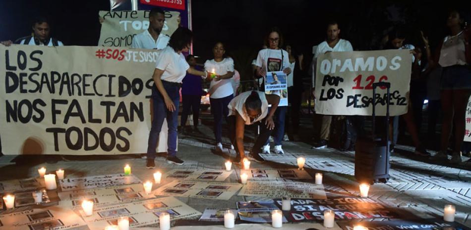 Familiares de los desaparecidos prendieron velas durante una vigilia frente al Palacio Nacional. glauco moquete/ ld