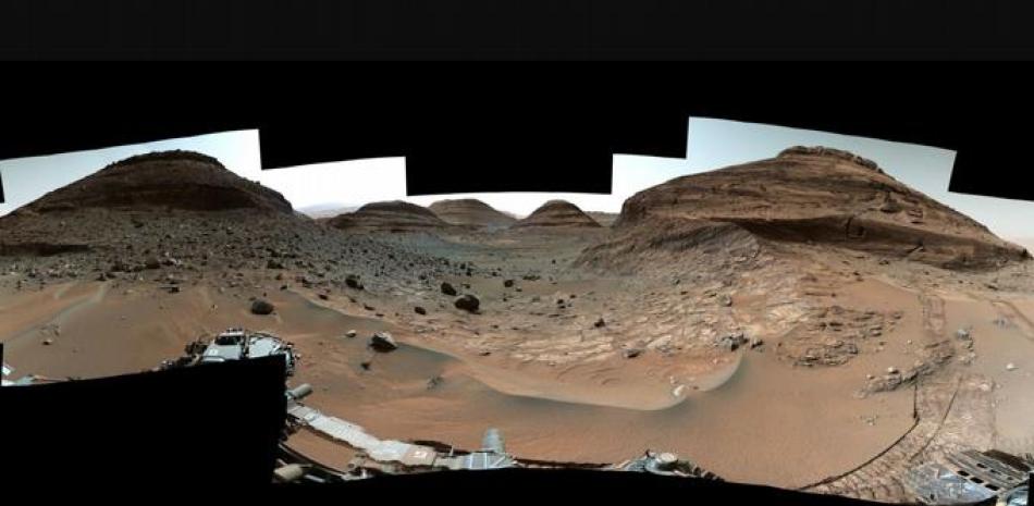El rover Curiosity Mars de la NASA usó su Mast Camera, o Mastcam, para capturar este panorama mientras conducía hacia el centro de esta escena, un área que forma el estrecho "Paso Paraitepuy" el 14 de agosto, el día 3563 marciano, o sol, de la misión. 

Foto: NASA/JPL-CALTECH/MSSS
