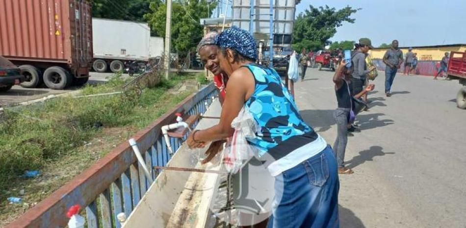 Dentro de las medidas que adoptan las autoridades está que los haitianos que vienen al mercado binacional, primero tienen que lavarse las manos.