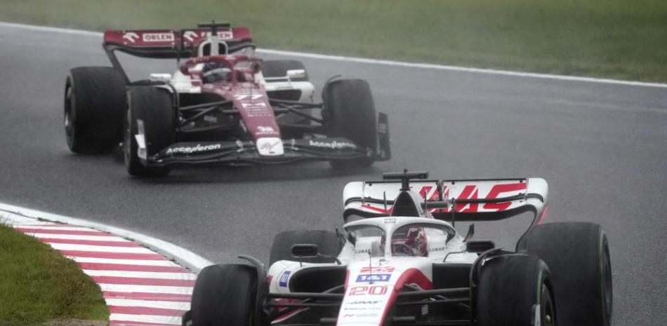 El piloto danés Kevin Magnussen, al frente, de Haas, lucha con el finlandés Valtteri Bottas, de Alfa Romeo, durante el GP de Japón de la Fórmula Uno.