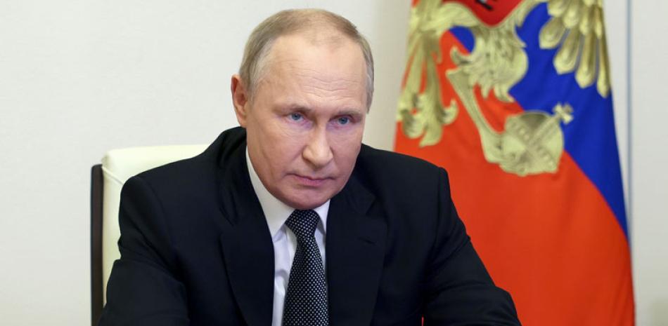 El presidente Vladimir Putin preside una reunión del Consejo de Seguridad por videoconferencia en la residencia Novo-Ogaryovo en las afueras de Moscú. ap/