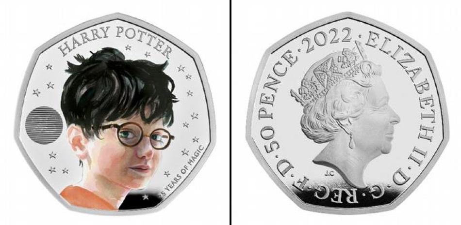 Una combinación de fotografías publicadas por Royal Mint el 20 de octubre de 2022 muestra ambos lados de una moneda oficial de 50 peniques con obras de arte diseñadas por Ffion Gwillim que muestran a Harry Potter y la difunta reina Isabel II de Gran Bretaña para celebrar los 25 años desde que "Harry Potter y el filósofo Piedra" de J.K. Rowling fue publicado por primera vez en el Reino Unido en 1997 por Bloomsbury Publishing.

Folleto / Royal Mint / AFP