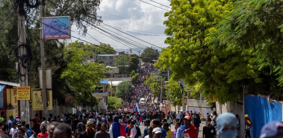 La gente se reúne en Port-au-Prince el 17 de octubre de 2022 durante una protesta contra el gobierno y los EE. UU. mientras la nación celebra el 216 aniversario del asesinato del héroe de la independencia haitiana Jean-Jacques Dessalines. 
Foto: Richard Pierrin / AFP