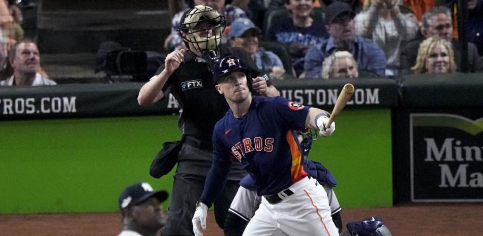 Bregman al momento de hacer el contacto de jonrón frente al dominicano Luis Severino.