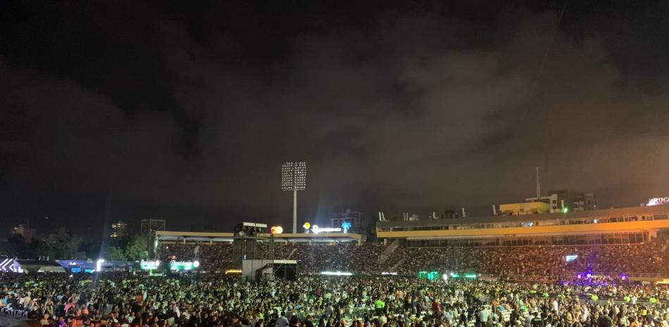 Vista del público para el concierto de Bad Bunny en el estadio Olímpico Félix Sánchez este viernes 21 de octubre de 2022.