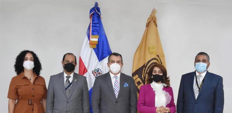 Al centro, Román Jáquez Liranzo, titular de la JCE, con los miembros del pleno del organismo nacional de elecciones. / Fuente Externa.