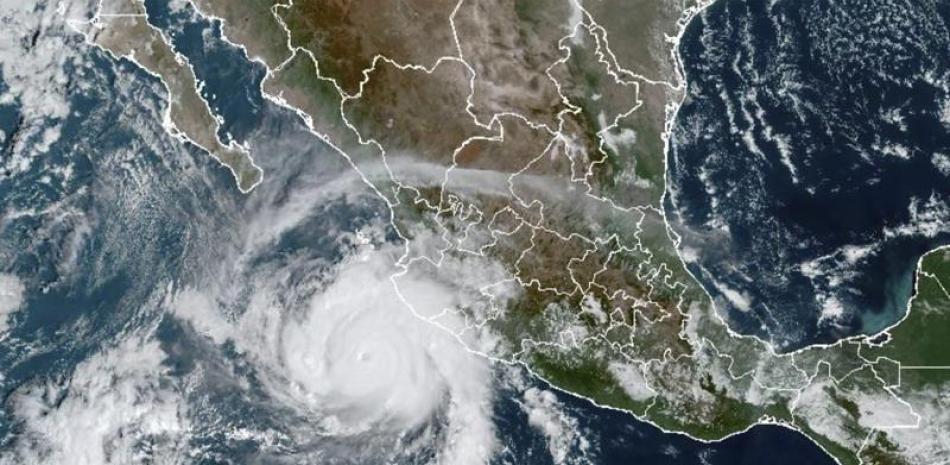 Imagen de satélite facilitada por la Oficina Nacional de Administración Oceánica y Atmosférica (NOAA) muestra al huracán Roslyn acercándose a la costa de México en el Pacífico, el sábado 22 de octubre de 2022. (NOAA vía AP)