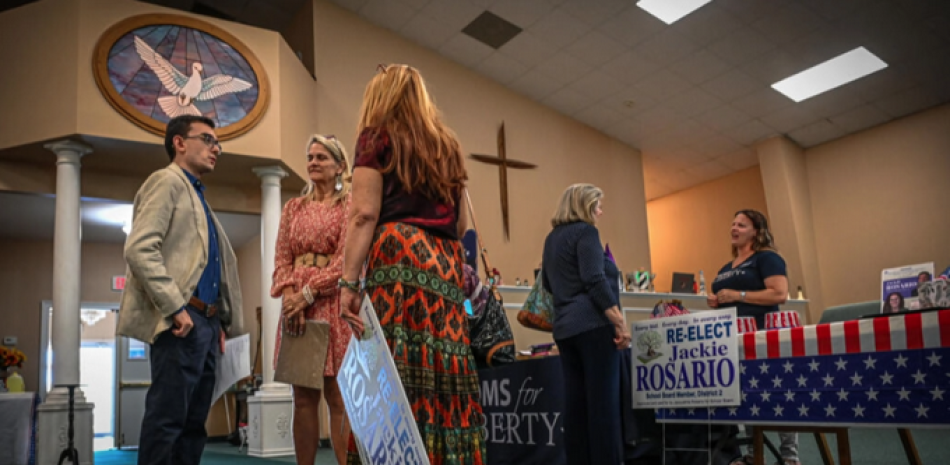 La candidata Jacqueline Rosario hace campaña para las elecciones a la junta escolar en una iglesia en Vero Beach, Florida, el 16 de octubre de 2022. Giorgio VIERA AFP