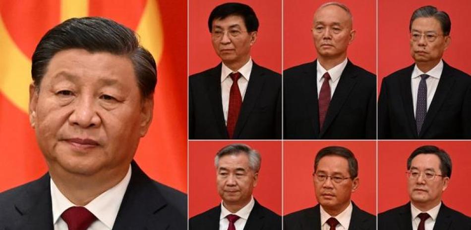 Esta combinación de fotos creada el 23 de octubre de 2022 muestra al presidente de China, Xi Jinping (izq.), y a otros nuevos miembros del Comité Permanente del Politburó del Partido Comunista de China (arriba, 2º izq. a dcha.) Wang Huning, Cai Qi, Zhao Leji, (abajo, 2º izq. a dcha.) Li Xi, Li Qiang y Ding Xuexiang, mientras se reúnen con los medios de comunicación en el Gran Salón del Pueblo en Pekín. Foto: Noel Celis/AFP.