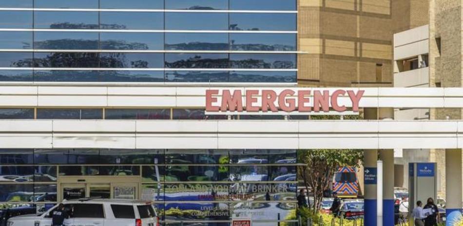 La policía responde al incidente ocurrido en el Methodist Dallas Medical Center el sábado 22 de octubre de 2022. Foto: Liesbeth Powers/The Dallas Morning News/AP.
