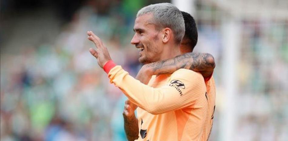 Antoine Griezmann esw congratulado luego de anotar uno de sus dos goles