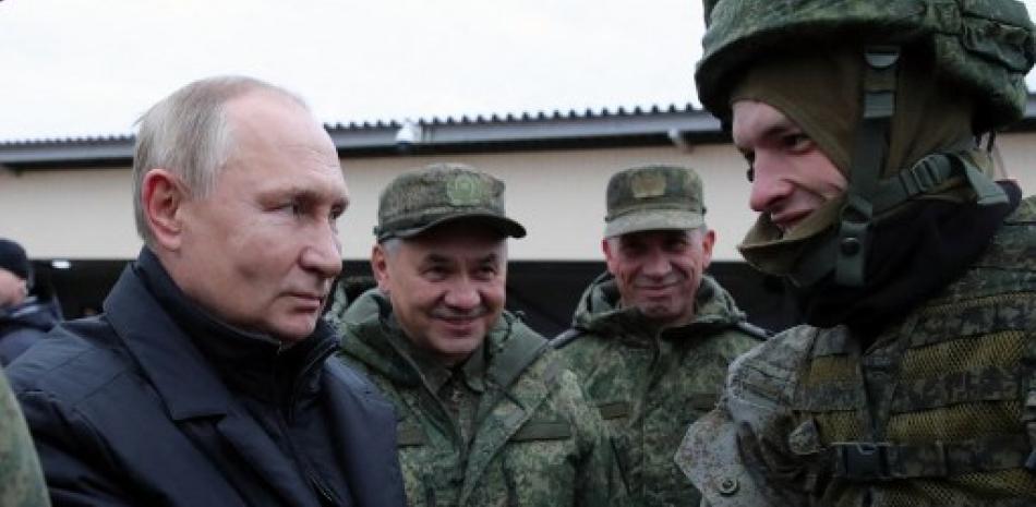 Vladimir Putin y el Ministro de Defensa Sergei Shoigu se reúnen con soldados. Foto: AFP