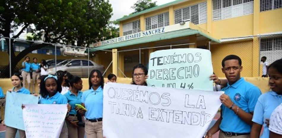 Estudiantes del liceo Francisco del Rosario SánchezTandan exigen Extendida. Foto: José Alberto Maldonado.