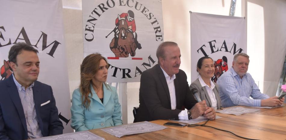 Martín Haché mientras ofrecía los detalles de las competencias en compañía de Teresa Chabolla, Michelle Joubert, José Manuel Ramos y Arístides Fernández Zucco.
