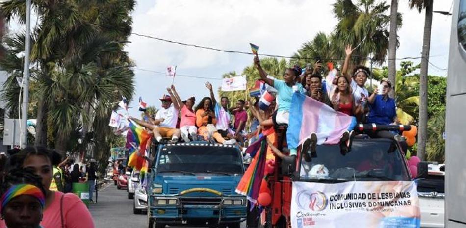 Portando banderas y atuendos con los colores del arcoíris, cientos de personas apoyaron la caravana del orgullo LGBTIQ+ en julio de 2019. Foto de archivo / LD