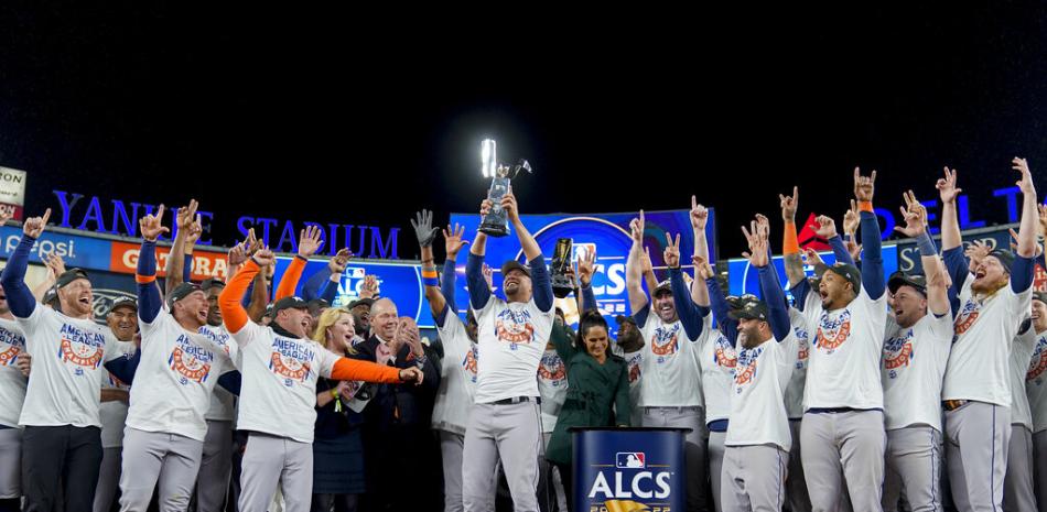 Los Astros de Houston celebran con el trofeo del Campeonato de la Liga Americana después de derrotar a los Yankees de Nueva York en el Juego 4 para ganar la serie de béisbol del Campeonato de la Liga Americana, el lunes 24 de octubre de 2022, en Nueva York. (Foto AP/John Minchillo)