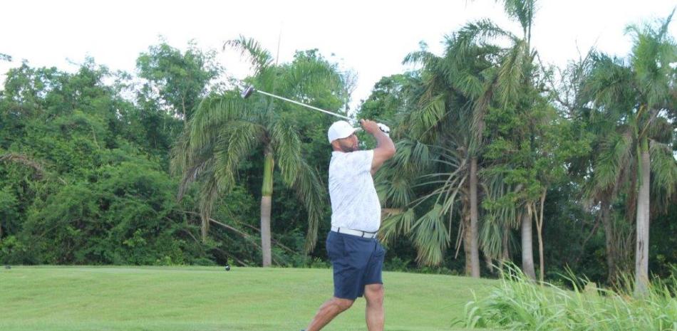 lbert Pujols realiza un swing durante el torneo de golf George Bell realizado en Bávaro, Punta Cana.