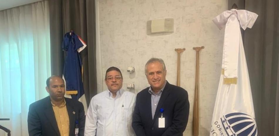 Lic. Lic. Braulio Ramírez, Ing. Francisco Camacho Ministro de Deportes y Pedro Domínguez Brito presidente de la FDA.