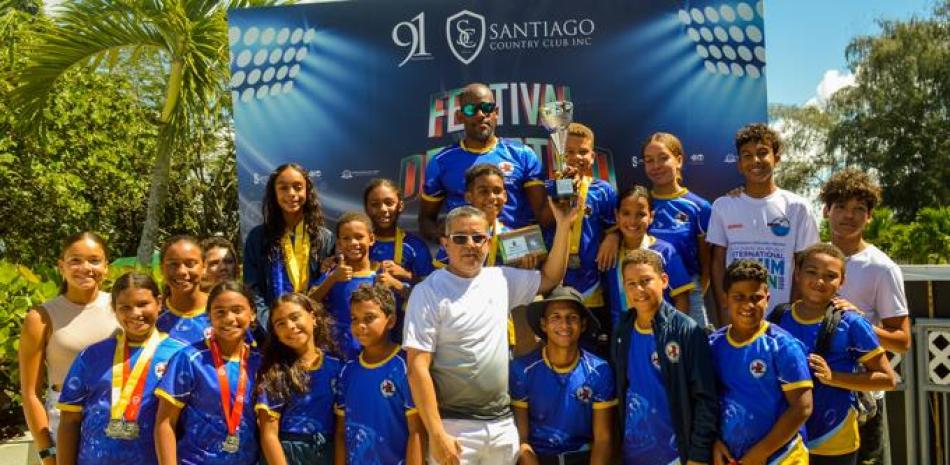 Los campeones, Pirañas de AMAPROSA, son galardonados por el señor Robin Hernández, de la Junta Directiva del Santiago Country Club.
