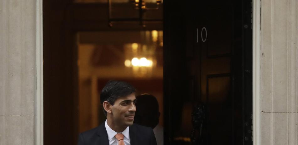 El recién nombrado jefe del Tesoro británico, Rishi Sunak, sale del 10 de Downing Street, donde fue nombrado por el entonces primer ministro británico, Boris Johnson, en Londres, el jueves 13 de febrero de 2020.

Foto: AP/Matt Dunham