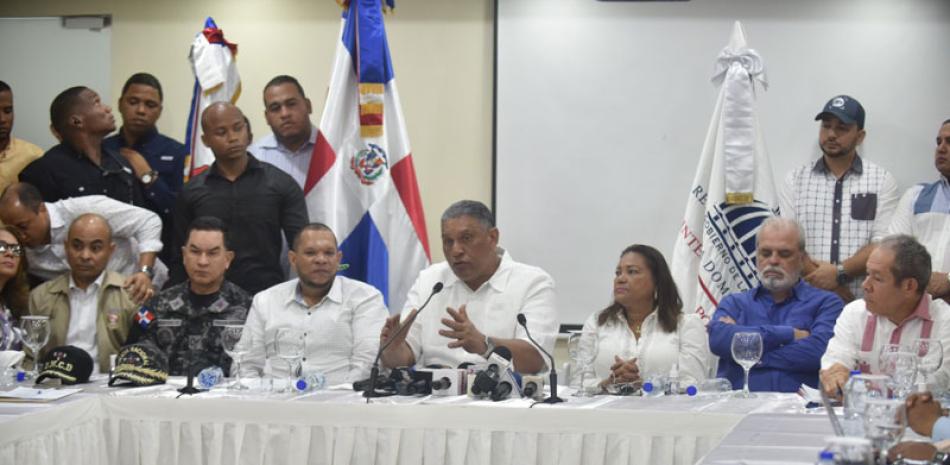 El ministro de Interior, Jesús Vásquez, junto al director de la Policía, general Eduardo Then, fueron a Villa Mella a anunciar sus planes de seguridad.