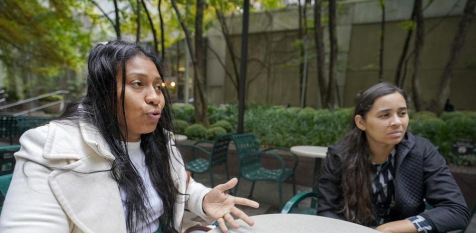 Las venezolanas Yeysy Hernandez, a la izquierda, y Candy Cegarra hablan durante una entrevista con The Associated Press el jueves 13 de octubre de 2022 en Nueva York. (AP Foto/Mary Altaffer)