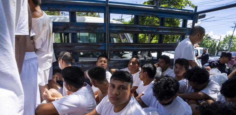 Hombres detenidos por la policía nacional son trasladados a un centro de detención el miércoles 12 de octubre de 2022, en Soyapango, El Salvador, durante el estado de excepción. (AP Foto/Moisés Castillo)