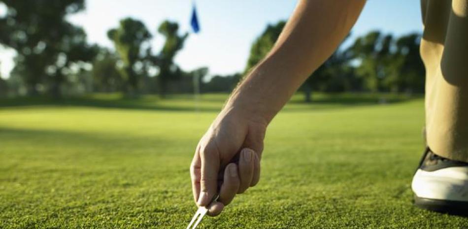 Muchos jugadores comenten errores que, en lugar de ayudar, van en contra del cuidado de los campos de golf.