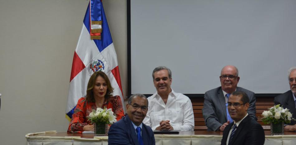 El periodista Oscar López Reyes cuando recibía uno de los doce reconocimientos. Víctor Ramirez