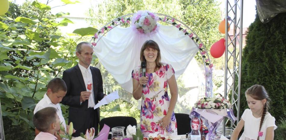 Mykola Moroz (Kalia, izq, de pie) y Tetiana Boikiv celebran su boda en Ozera (Ucrania) el 16 de agosto del 2020. Foto: Fuente Externa.