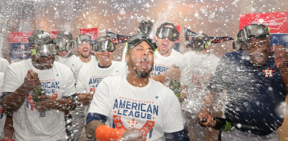Varios jugadores de los Astros celebran en grande luego de dejar en el camino a los Yankees.