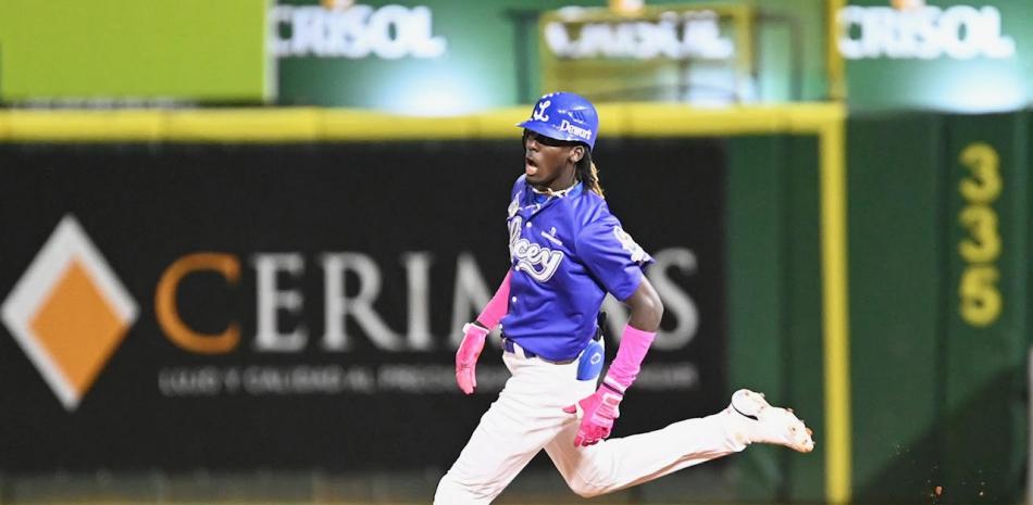 Elly De La Cruz recorre las bases tras conectar cuadrangular. Foto: Prensa Licey.