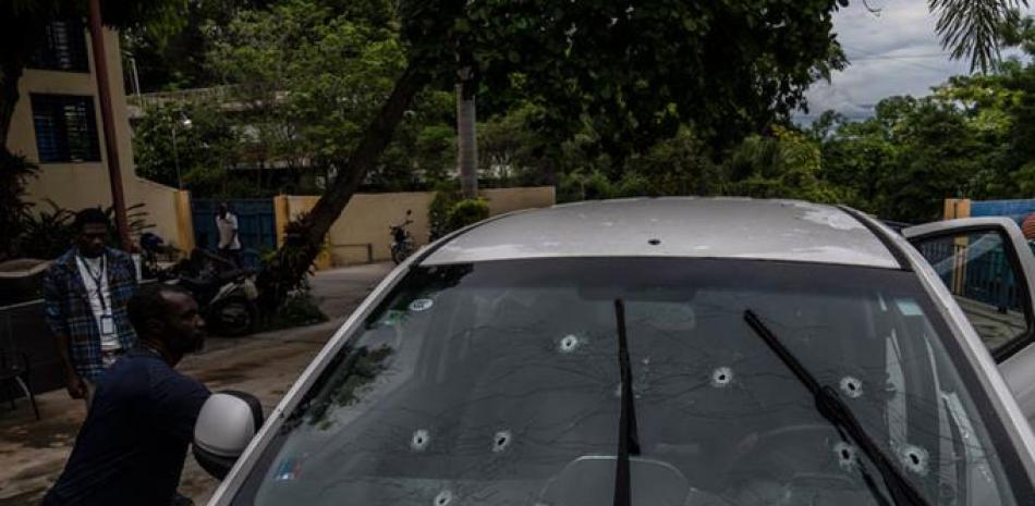 Impactos de bala en el parabrisas del automóvil del periodista Roberson Alphonse, luego del ataque armado ayer, en Puerto Príncipe, Haití. / AP