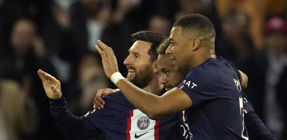 Neymar celebra con Lionel Messi y Kylian Mbappe del Paris Saint-Germain tras anotar el tercer gol de su equipo en le encuentro ante el Maccabi Haifa.