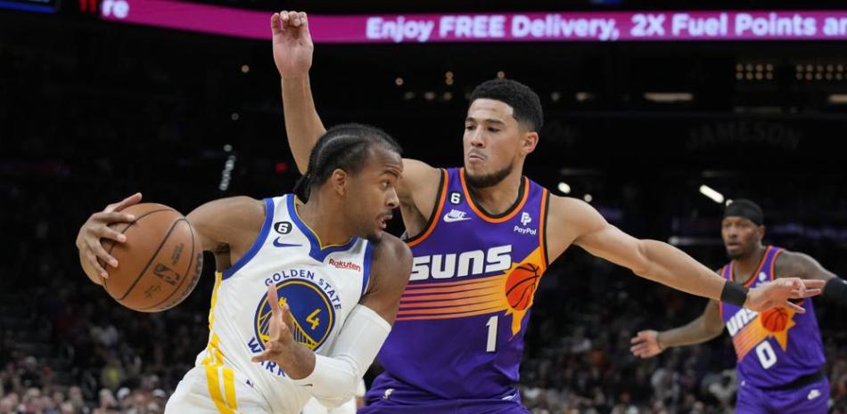Devin Booker, de los Suns, realiza una gestión defensiva ante Moses Moody, de los Warriors, en acción del partido de la NBA el martes por la noche.