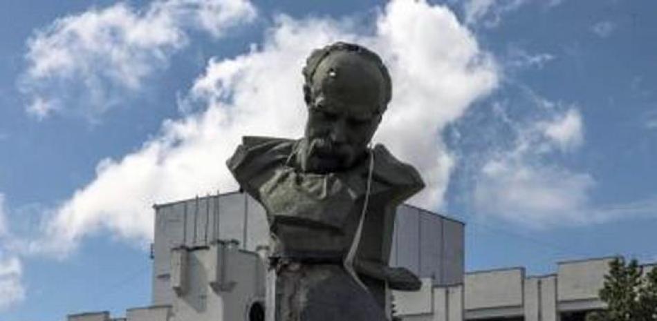 Un monumento al poeta ucraniano Taras Shevchenko que resultó dañado durante el ataque ruso, en Borodyanka, región de Kiev el 21 de junio de 2022. EFE/EPA/ROMAN PILIPEY
