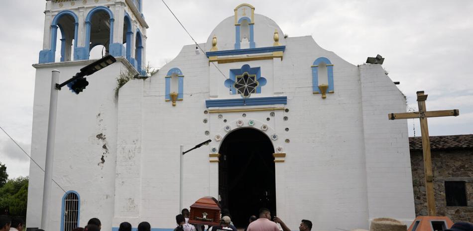 Habitantes del poblado de San Miguel Totolapan, México, cargan un ataúd el 6 de octubre de 2022, después de una masacre en esa localidad. (Foto AP/Eduardo Verdugo)
