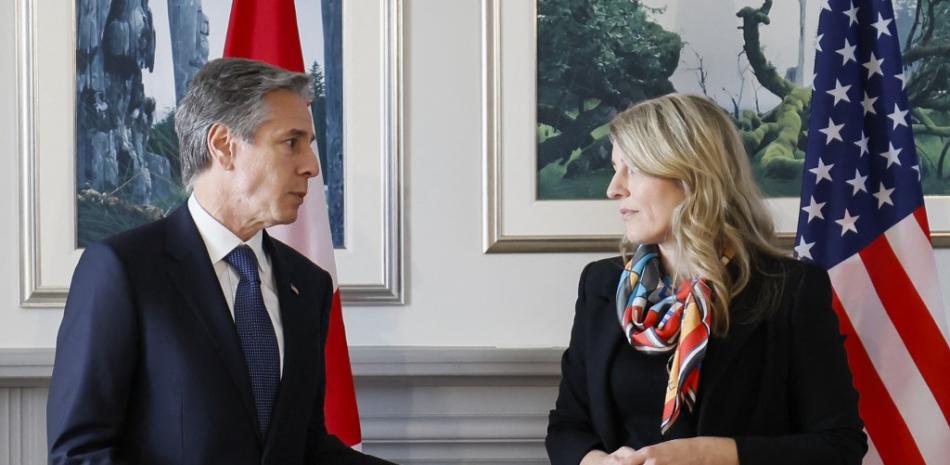 La Ministra de Relaciones Exteriores de Canadá, Melanie Joly, y el Secretario de Estado de los Estados Unidos, Antony Blinken, hablan en la Casa de Huéspedes del Gobierno de Canadá antes de un almuerzo de trabajo en Ottawa el 27 de octubre de 2022.
BLAIR GABLE / PISCINA / AFP