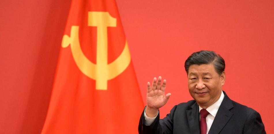 El presidente de China, Xi Jinping, saluda durante la presentación a los medios de comunicación de los miembros del nuevo Comité Permanente del Politburó del Partido Comunista Chino, el máximo órgano de toma de decisiones de la nación, en el Gran Salón del Pueblo en Beijing el 23 de octubre de 2022.
WANG Zhao / AFP