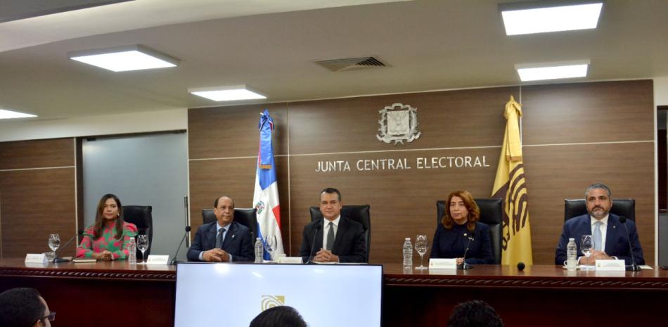 El Pleno de la JCE, reunido esta mañana, encabezado por su presidente, Román Jáquez Liranzo. JOSE A. MALDONADO/LD