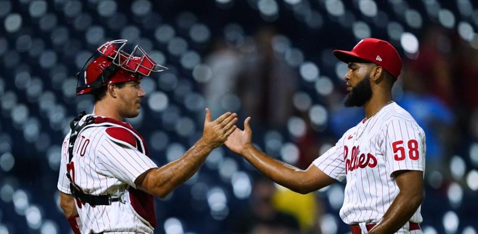 Seranthony Domínguez y J.T Realmuto, lanzador y receptor de los Filis de Filadelfia. Foto: AP Deportes.