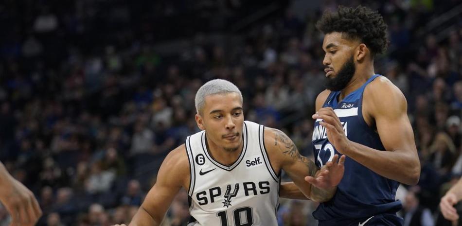 Karl-Anthony Towns, de los Timberwolves, defiende a Jeremy Sochan, de San Antonio, durante la segunda mitad del partido del miércoles en la NBA.