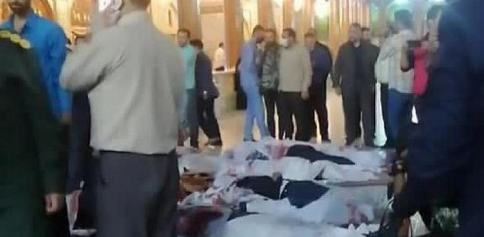 El ataque fue perpetrado por un individuo “durante la plegaria vespertina” en el mausoleo de Shah Cheragh, de la ciudad de Shiraz.  agencias/