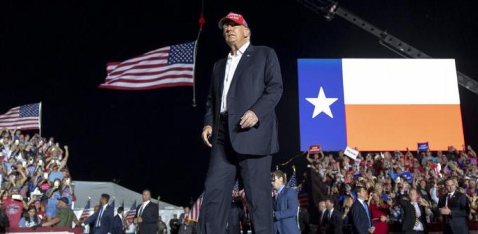 El expresidente Donald Trump sube al escenario en un mitin el sábado 22 de octubre de 2022 en Robstown, Texas. (Foto AP/Nick Wagner)