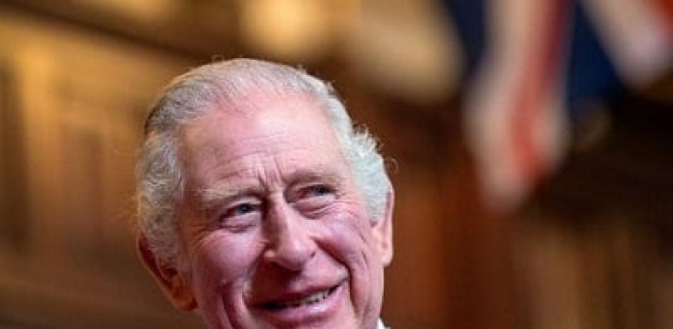 El rey Carlos III de Gran Bretaña reacciona cuando se reúne con familias de Afganistán, Siria y Ucrania que se establecieron en Aberdeen, durante una visita a Aberdeen Town House. Foto: AF.