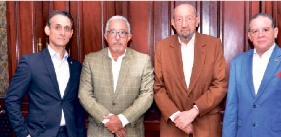 Rubén Andújjar Scheker, Dionisio Guzmán, Atilio de Frías y William Duke, directivos del Pabellón de la Fama, en el Café Deportivo del Listín Diario.