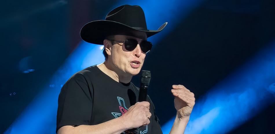 En esta foto de archivo tomada el 6 de abril de 2022, el director ejecutivo de Tesla Motors, Elon Musk, habla en la gran fiesta de inauguración "Cyber Rodeo" de fabricación de Tesla Giga Texas en Austin, Texas.
SUZANNE CORDEIRO / AFP